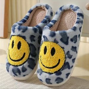 Smiley face blue leopard print slippers 8.5-9 in women’s